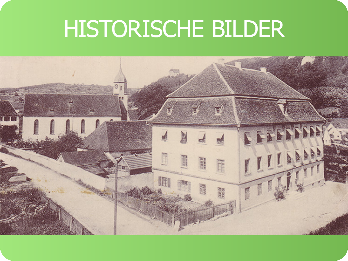 Eine historische Bildaufnahme des Rathauses und der Pfarrkirche Sztaßberg, im Hintergrund ist die Burg zu sehen