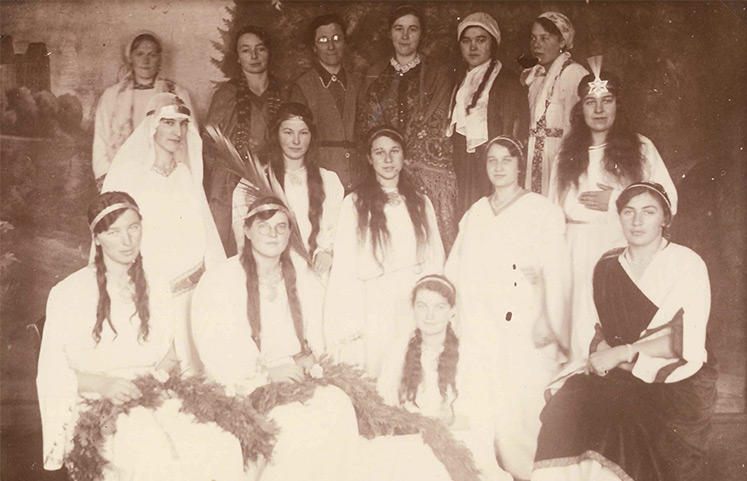 Historische Aufnahme einer Theaterspielgruppe