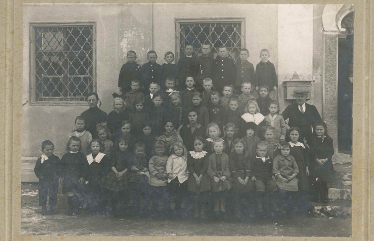 Historische Aufnahme einer Schulklasse um 1920 vor dem Rathaus in Straßberg