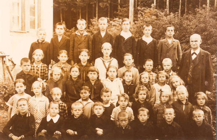 Historische Aufnahme einer Schulklasse mit Lehrer