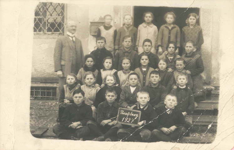 Historische Aufnahme einer Schulklasse 1927 vor dem Rathaus in Straßberg