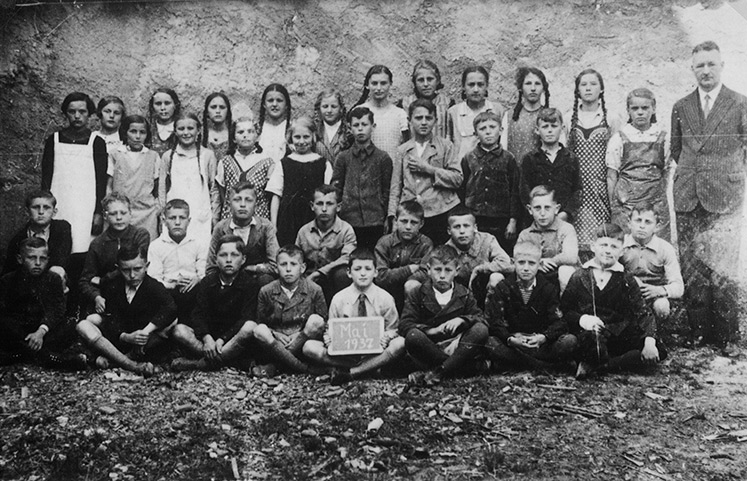 Historische Gruppenaufnahme einer Schulklasse mit Lehrer im Jahr 1937