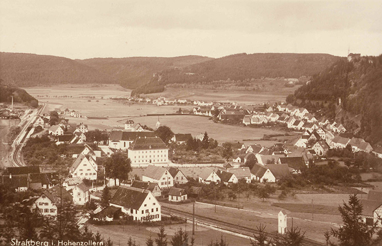 Historische Aufnahme auf den Ort Straßberg mit Rathaus und Burg sowie der Bahnlinie richtung Ebingen