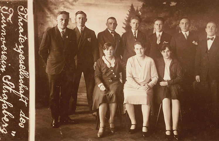 Historisches Gruppenbild einer familienfeier um 1930