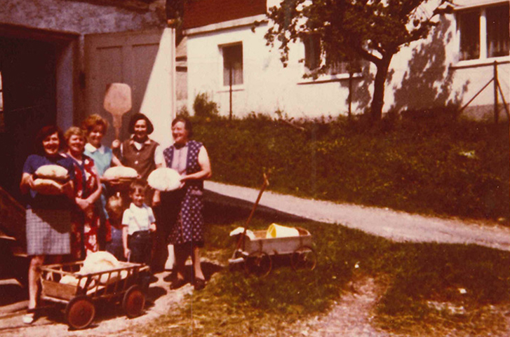 Frauen welche Brot backen vor dem Backhaus in Kaiseringen