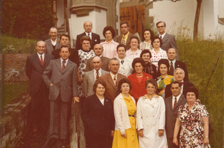 Mehrere Personen auf einem Gruppenbild vor der Allerheiligenkirche in Kaiseringen