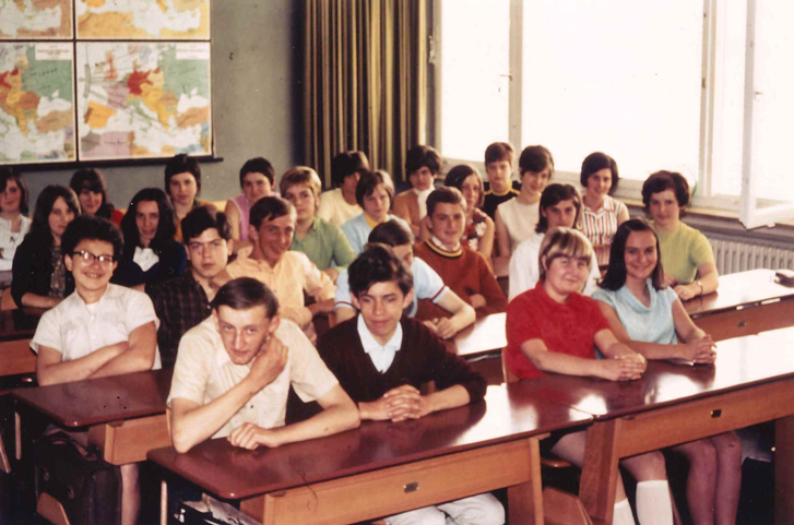 Blick in ein Klassenzimmer mit Schülern an den Schulbänken
