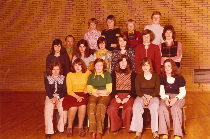 Ein Klassenfoto einer Schulklasse in einer Schulturnhalle