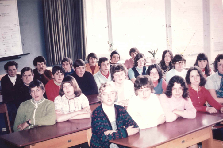Blick in ein Schulzimmer mit den Schülern an den Schulbänken