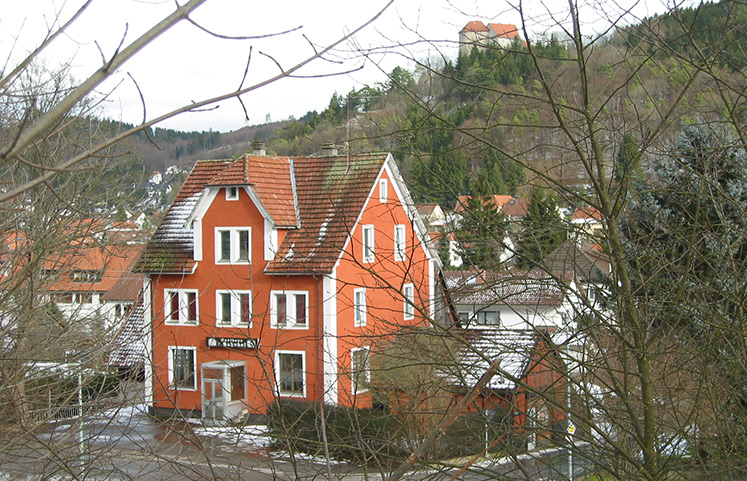 Die alte Bahnhofsgaststätte in Straßberg gegenüber des Bahnhofes