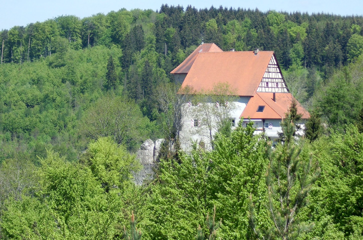 Die Burg Straßberg mit Turm und Fachwerkdach