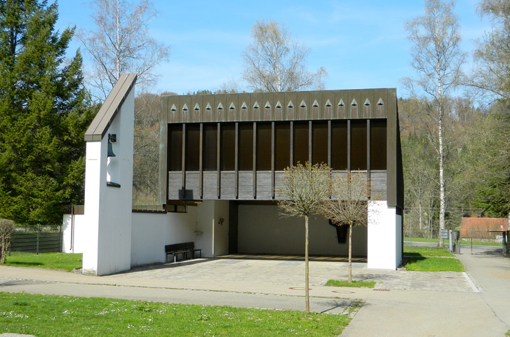 Eine Aussegnungshalle auf einem Friedhof mit Glockenturm