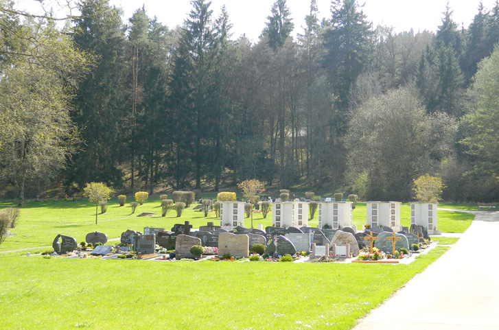 Ein Friedhof mit angelegten Gräbern