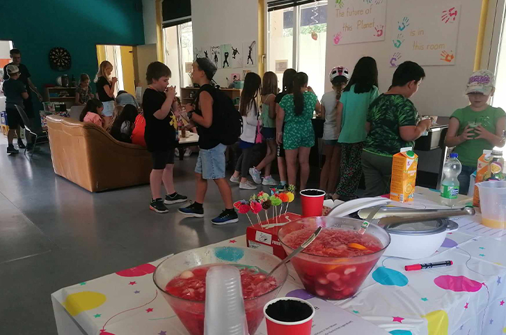 Kinder bei einem Treffen im Jugendraum mit Bowle