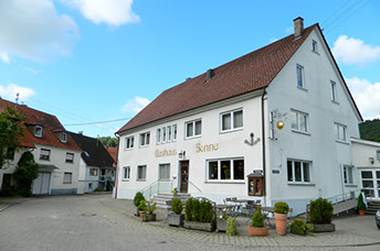Ein Gasthaus mit dem Schriftzug "Gasthaus Sonne" über dem Eingangsbereich