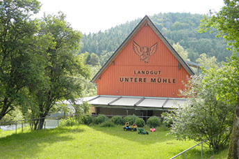 Ein Gatshaus mit dem Schriftzug "Landgut Untere Mühle" auf der Fassade