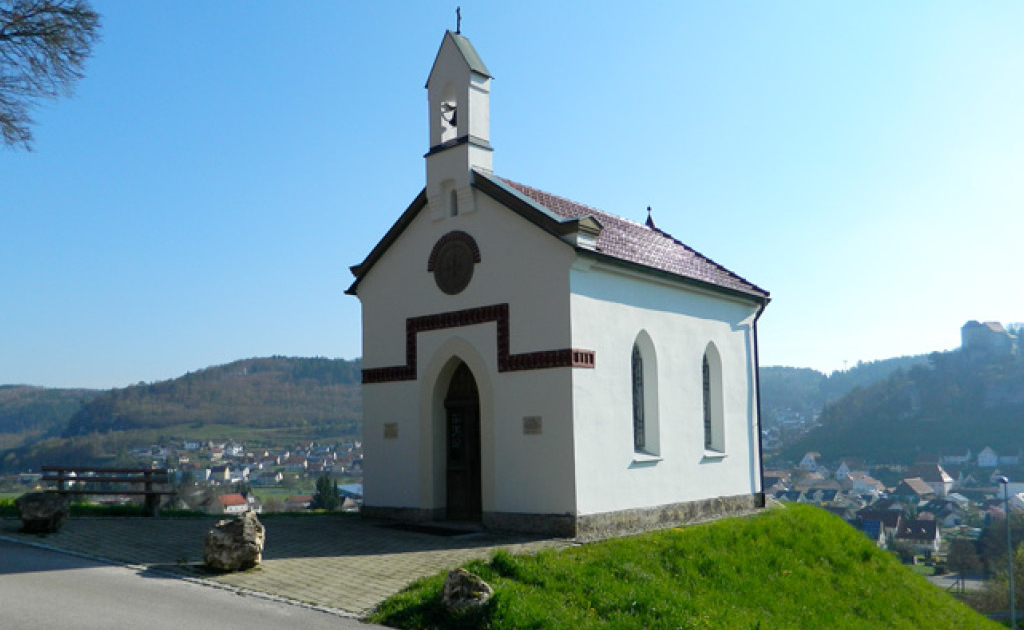 Eine Kapelle auf einer Anhöhe