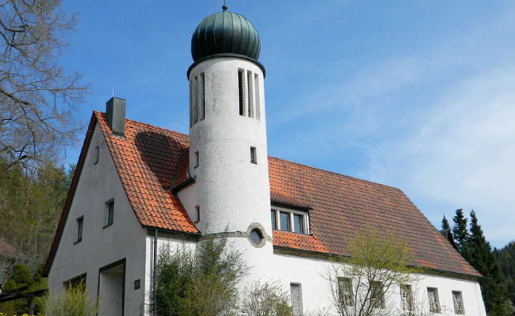 Eine Kirche mit Kirchturm