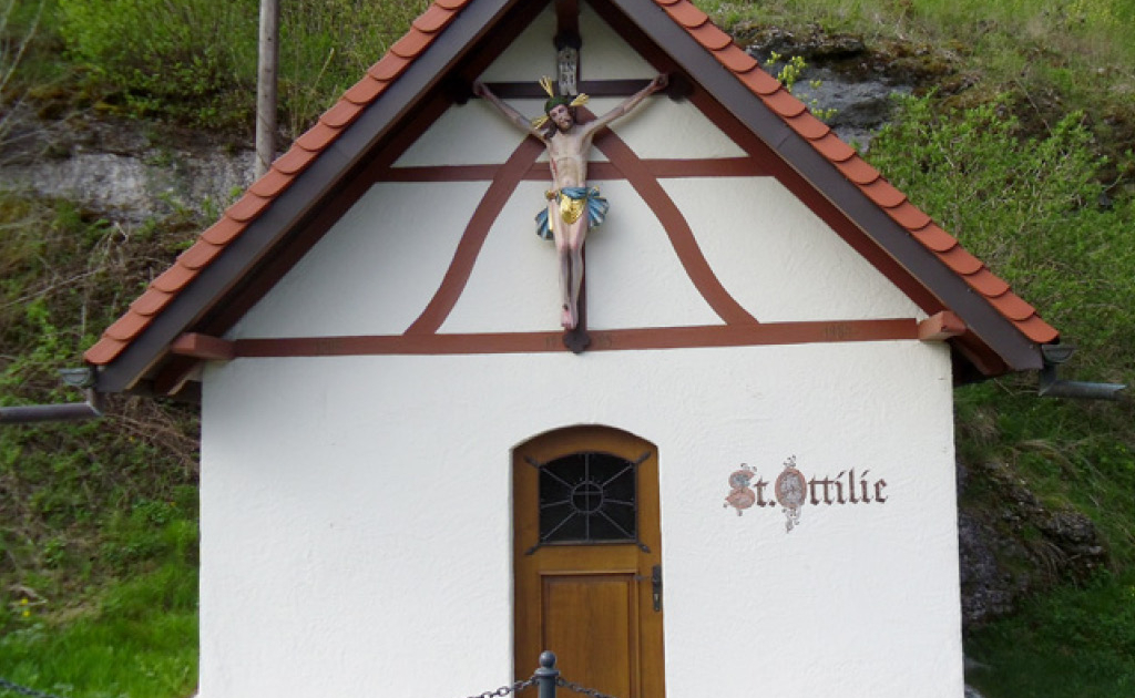 Eine kleine Kapelle mit Christusfigur über dem Eingang