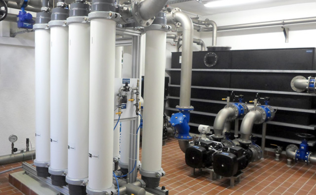 Ein Maschinenraum mit einer Pumpanlage