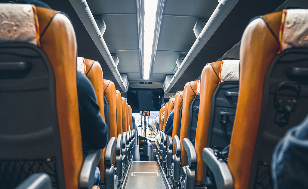 Ein Blick in den Innenraum eines Reisebusses