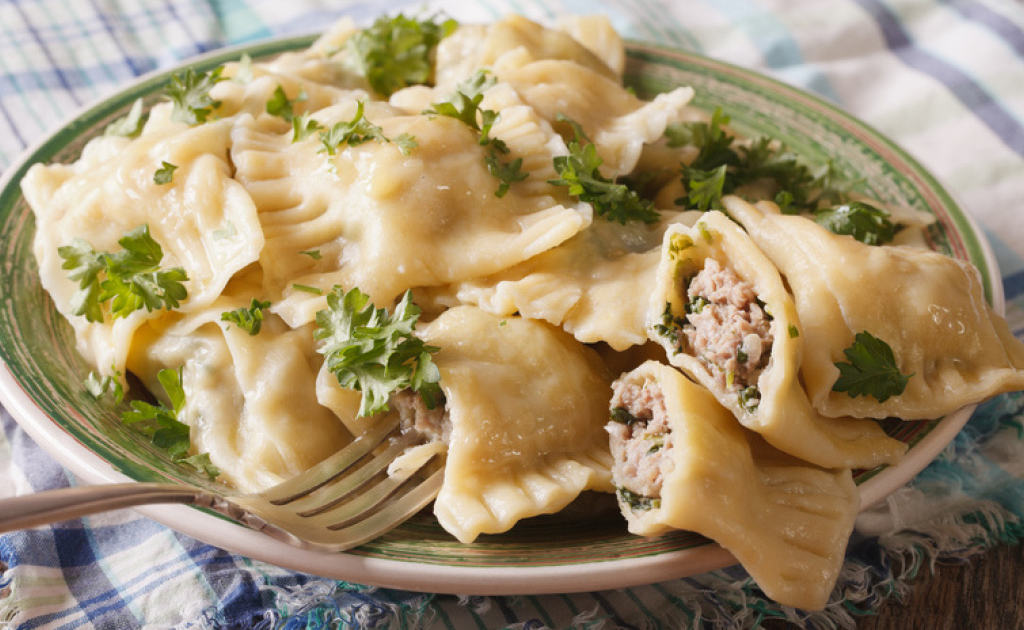 Ein Teller mit schwäbischen Maultaschen