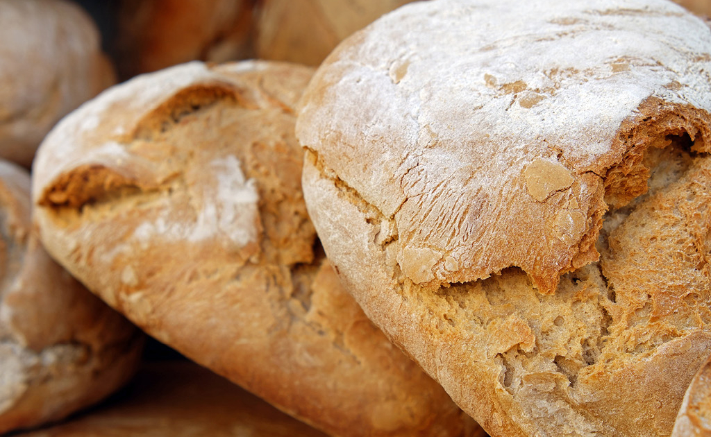 Frisch gebackenes Brot welches in einer Auslage liegt