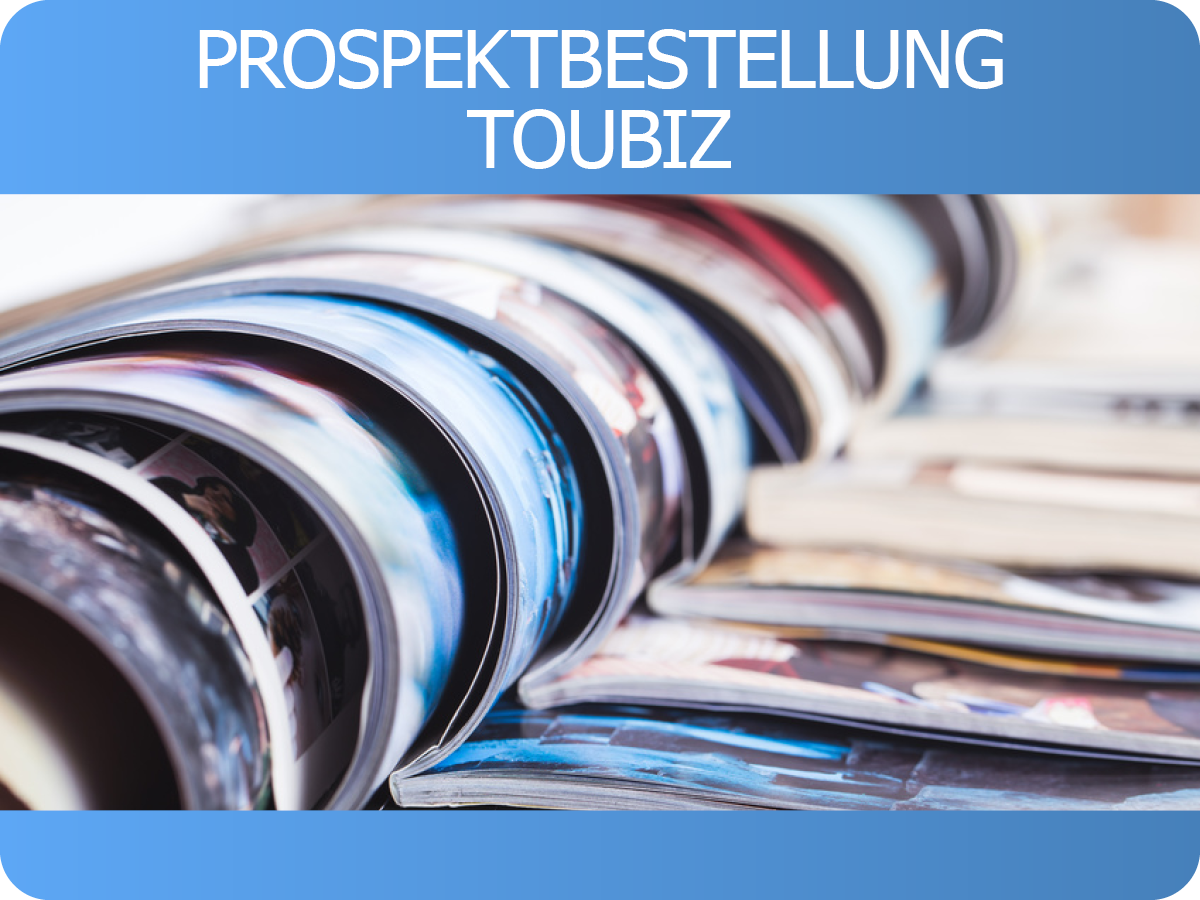 Aufgeschlagene Magazine und Prospekte