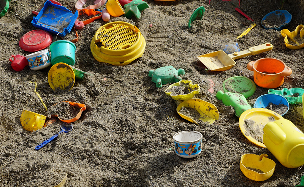 Sandkastenspielzeug in einem Sandkasten