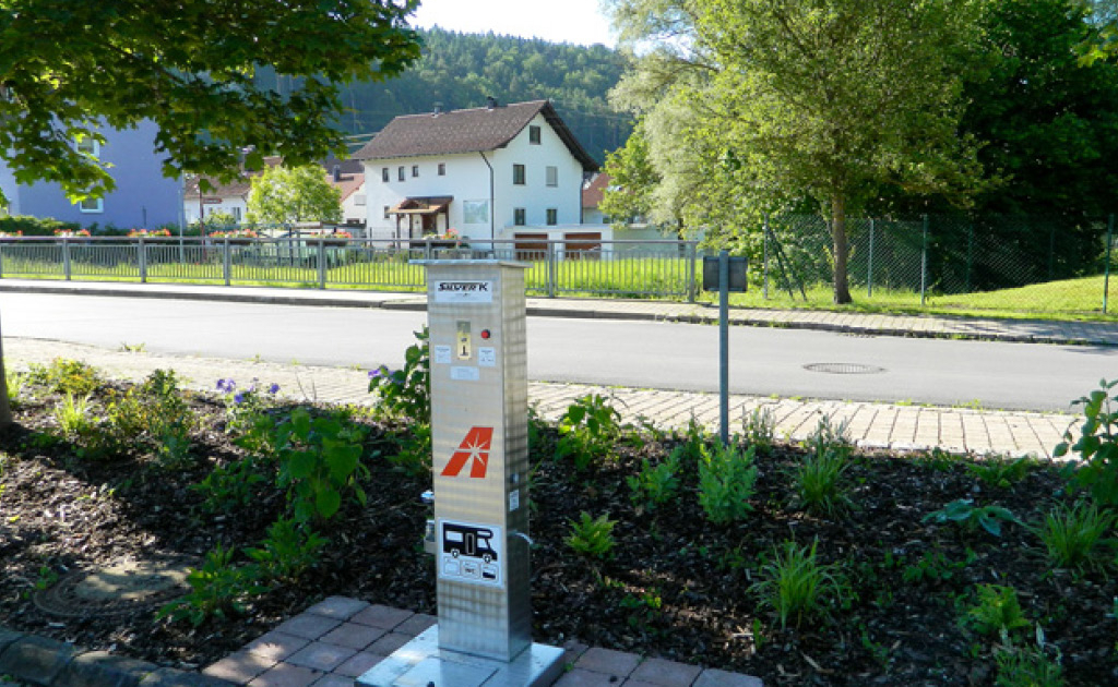 Eine Energiesäule für Wohnmobile auf dem Wohnmobilstellplatz bei der Schmeienhalle